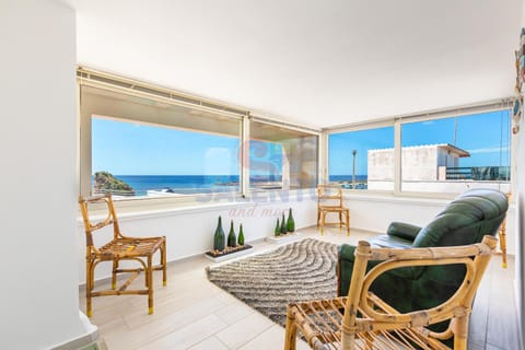 Patio, Day, Natural landscape, View (from property/room), Balcony/Terrace, Living room, Seating area, Beach, Sea view