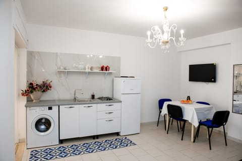 Kitchen or kitchenette, Dining area, stove, washing machine
