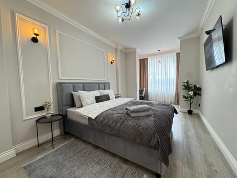 Bed, TV and multimedia, Photo of the whole room, Bedroom