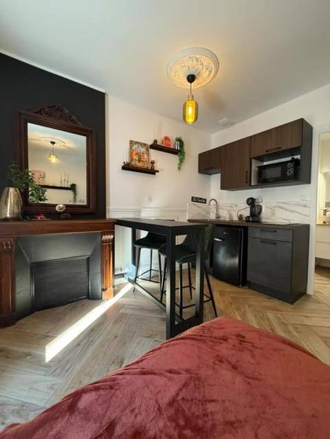 Kitchen or kitchenette, Dining area