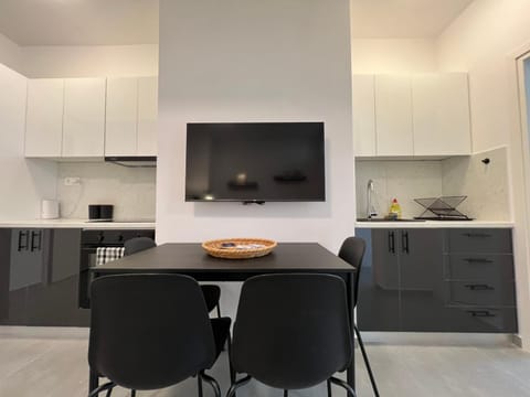 Kitchen or kitchenette, Dining area, minibar