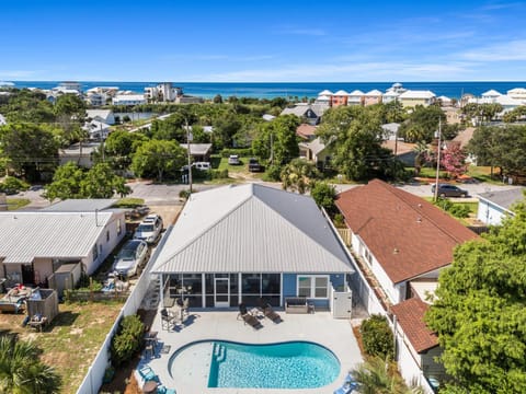 Property building, Day, Neighbourhood, Natural landscape, Bird's eye view, Pool view, Sea view, Street view, Swimming pool, Location