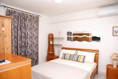 Bed, Photo of the whole room, Bedroom, wardrobe, air conditioner