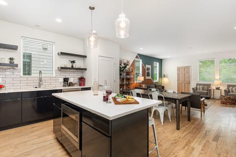 Citrine-Private Patio & Balcony-Near Germantown House in East Nashville