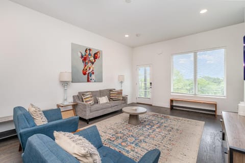 Double Time - Ping-Pong Table - Mins to Germantown House in East Nashville