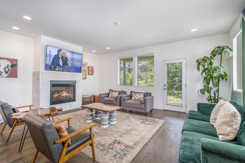Verde Heights-Sleeps 12-In Cumberland Heights House in East Nashville