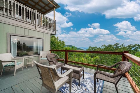 Mountain Retreat Ruby's Roost Home & Loft House in Fort Payne