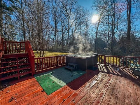 8 Br Sleeps 24 Hot Tub Game Room Dog Friendly House in Upper Hominy