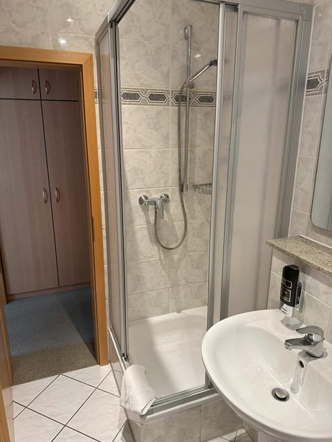 Shower, Bathroom, towels