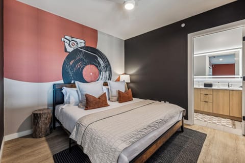 Grand Ole Nashville in Downtown Nashville, Walk to Broadway, Parking, Pool, Gym Apartment in The Gulch