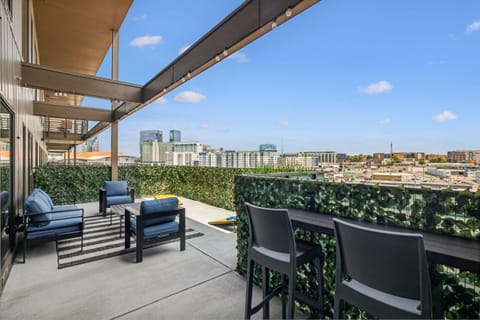 Grand Ole Nashville in Downtown Nashville, Walk to Broadway, Parking, Pool, Gym Apartment in The Gulch