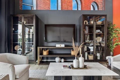 Grand Ole Nashville in Downtown Nashville, Walk to Broadway, Parking, Pool, Gym Apartment in The Gulch