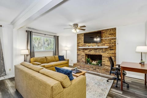 Near Downtown Beach Main House - Woodland Escape House in Pensacola