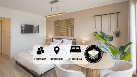 Bed, TV and multimedia, Bedroom