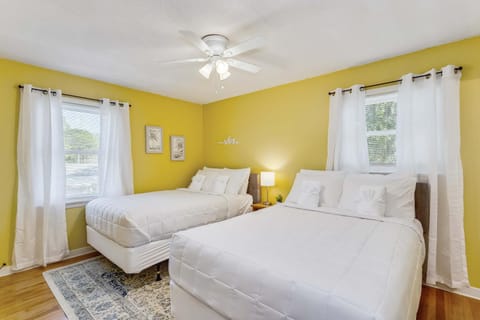 Near Downtown Beach House&Apt - Woodland Escape House in Pensacola