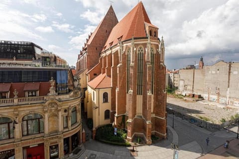 Property building, Location