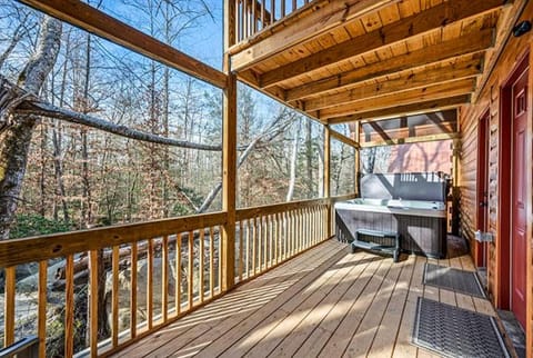 Dancing Bear Hideaway by Venture Smoky Mountains House in Pittman Center