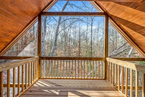 Dancing Bear Hideaway by Venture Smoky Mountains House in Pittman Center