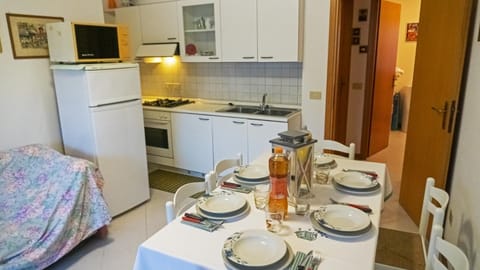 Kitchen or kitchenette, Dining area, oven