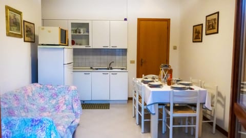 Kitchen or kitchenette, Living room, Dining area, oven, stove