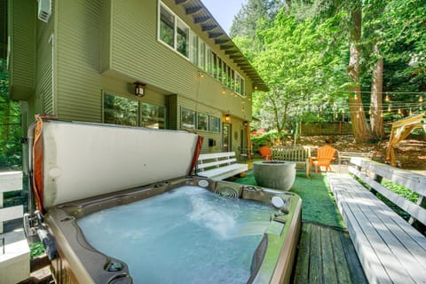 8 Mi to Dtwn Seattle Pet-Friendly Apt with Hot Tub Apartment in Mercer Island
