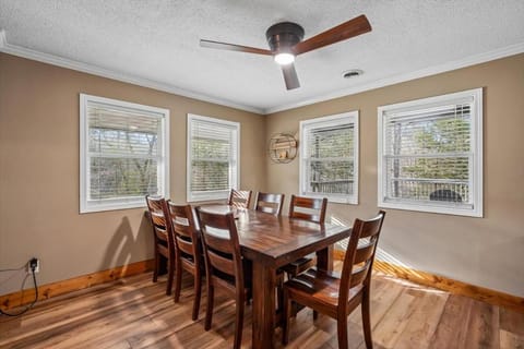 Glades Getaway by Venture Smoky Mountains House in Gatlinburg