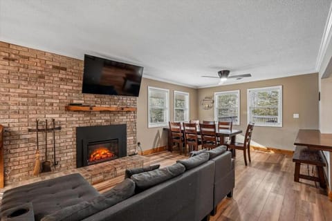 Glades Getaway by Venture Smoky Mountains House in Gatlinburg