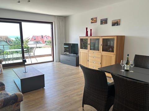 TV and multimedia, Balcony/Terrace, Living room, internet