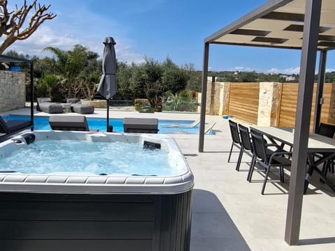 Patio, Day, Natural landscape, Hot Tub, Pool view, Swimming pool, sunbed