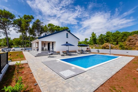 Property building, Natural landscape, Garden view, Swimming pool, Parking