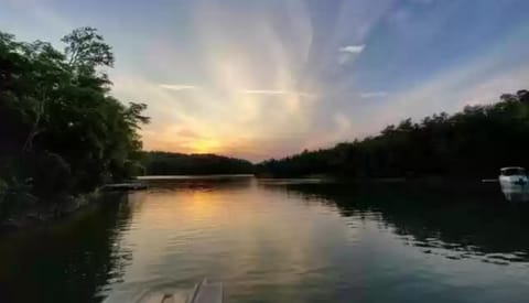 Lakeview Lodge by Venture Smoky Mountains House in Douglas Lake