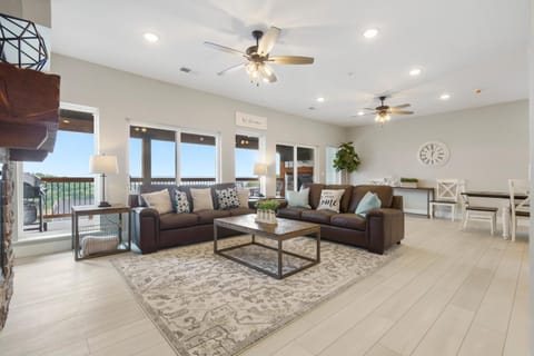 Hilltop Haven at Table Rock - Lake Views & Nearby Branson's Best Attractions House in Branson