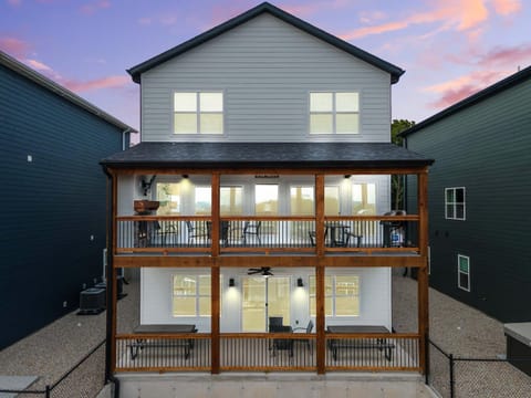 Hilltop Haven at Table Rock - Lake Views & Nearby Branson's Best Attractions House in Branson