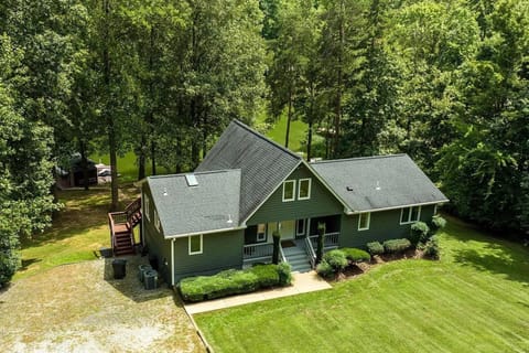Calm Water Cove House in Lake Anna