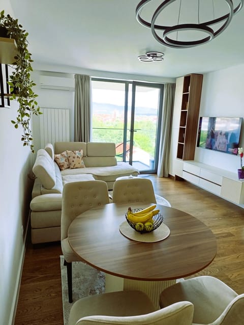 Natural landscape, TV and multimedia, Living room, Photo of the whole room