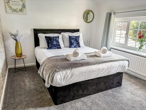 Photo of the whole room, Bedroom, towels