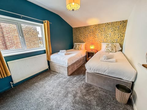 Yellow House Cottage House in Southport