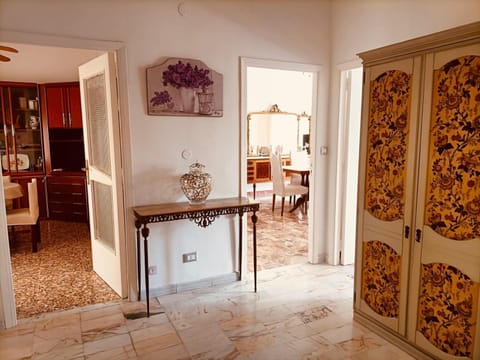 Seating area, Dining area, internet