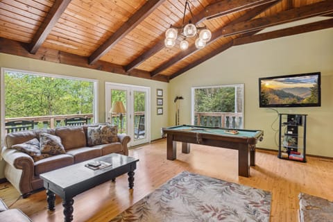 Mountain Chalet with hot tub ! Chalet in Gatlinburg