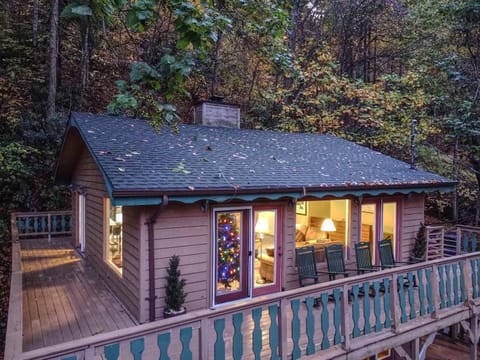 Mountain Chalet with hot tub ! Chalet in Gatlinburg