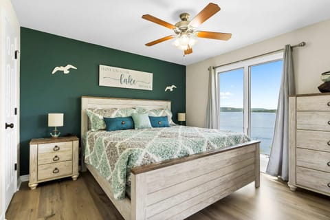 Sunset View at Anchor's Point - Lakefront Stay for 8 with Private Balcony House in Kimberling City