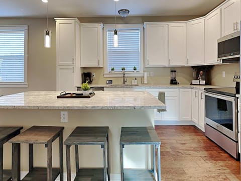 Mins to Downtown & Raceway Rookwood Retreat 1 House in Indianapolis