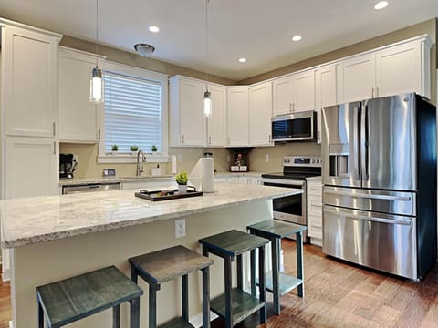 Mins to Downtown & Raceway Rookwood Retreat 1 & 2 House in Indianapolis