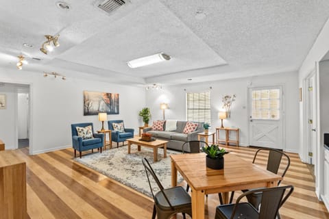 15 Min to LSU & Downtown Oak Hills Place Hideaway House in Baton Rouge