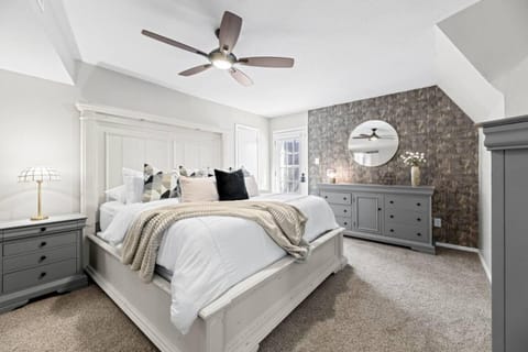 Dome Manor 2 Game Rooms Hot tub Pool House in Bedford