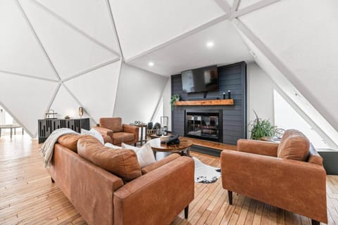 Dome Manor 2 Game Rooms Hot tub Pool House in Bedford