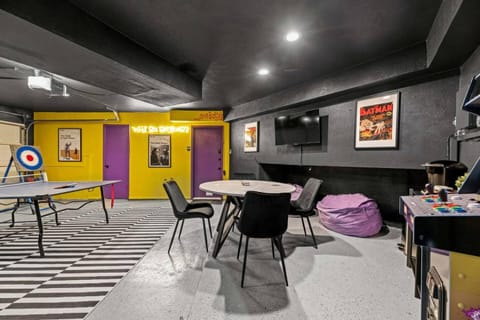 Dome Manor 2 Game Rooms Hot tub Pool House in Bedford