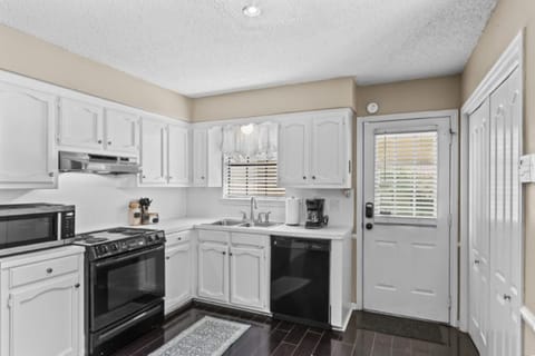 10 Mins to Tiger Stadium South Burbank Bungalow House in Baton Rouge