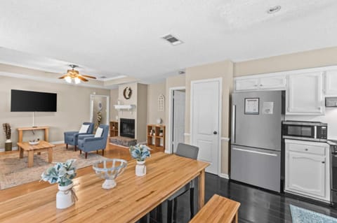 10 Mins to Tiger Stadium South Burbank Bungalow House in Baton Rouge