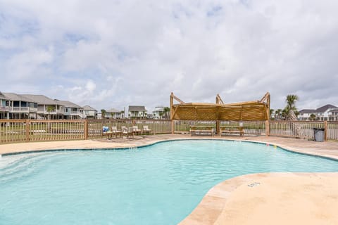 Walk to Beach Galveston Gem with Pool Access House in Galveston Island
